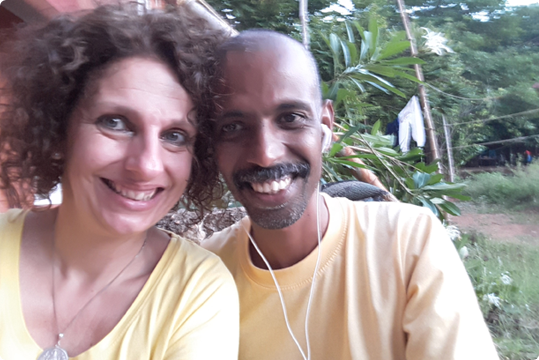 Shakti Yoga Coaching | Im Sivanada-Yoga-Vedanta-Meenakshi-Ashram in Madurai waren wir ein eingeschworenes Team. Hier ein Foto mit meinem lieben Lehrer Saju.